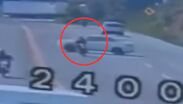 Jesús, de 22 años, fue embestido en su motocicleta por un auto en la Naucalpan-Toluca; está grave y el responsable huyó. | Telediario