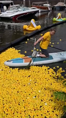 ¡Una marea amarilla! Miles de patitos de goma invaden un puerto para ayudar a niños