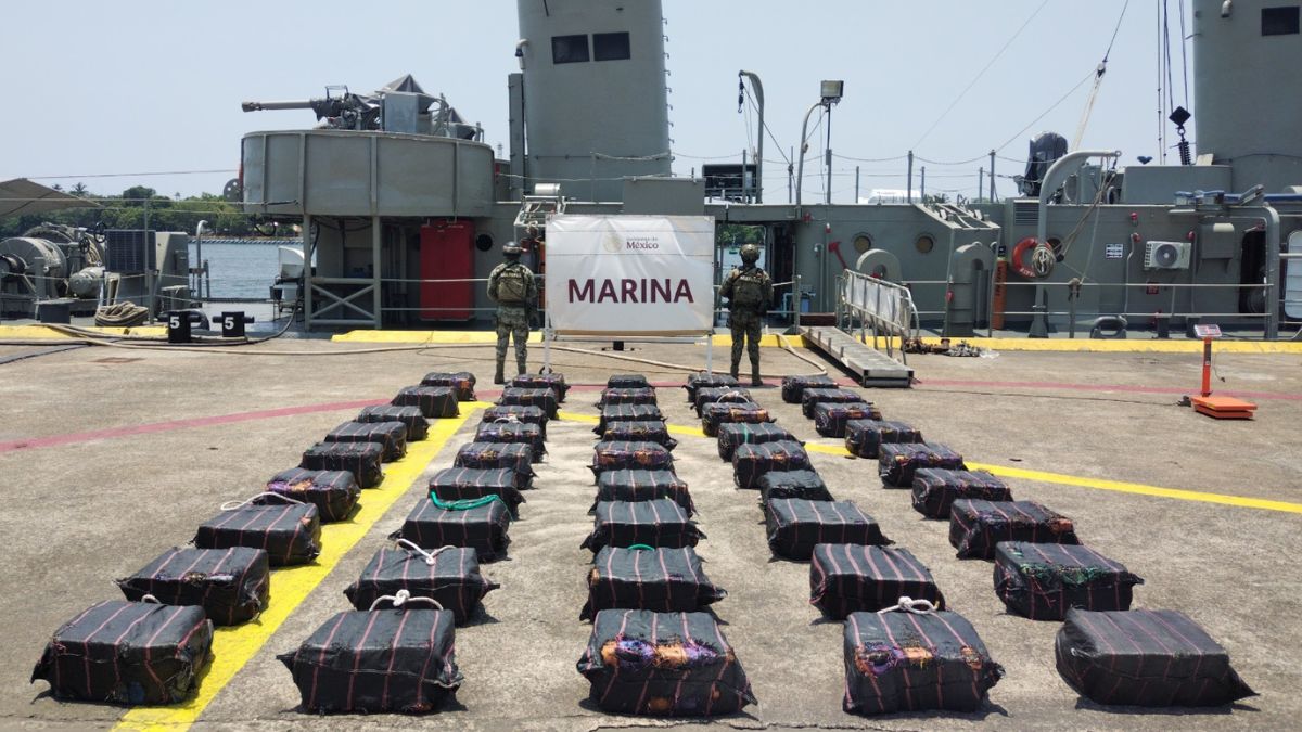 Marina asegura 1.6 toneladas de sustancias ilícitas flotando en costas de Michoacán. | Secretaría de Marina vía Facebook.
