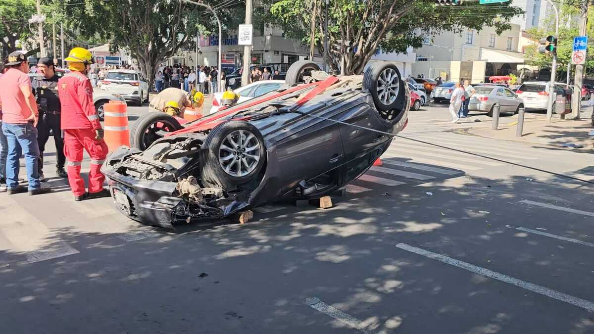 La mujer habría impactado otro vehículo antes de terminar volcada.