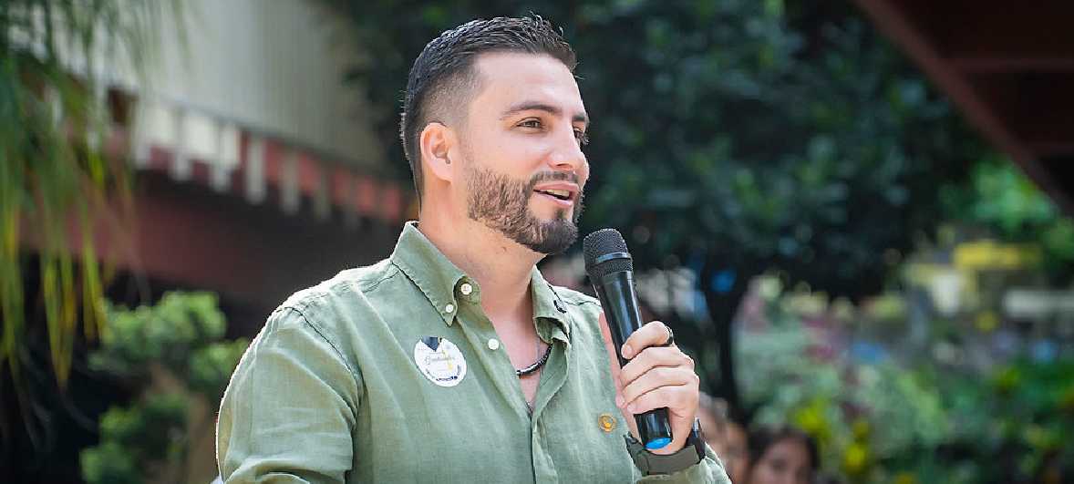 Munguía había sido previamente regidor en Puerto Vallarta, diputado federal y local. |