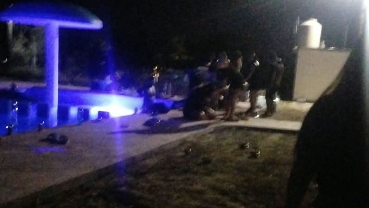 Paramédicos intentaron reanimar a un hombre que fue encontrado inconsciente en una alberca