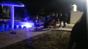 Paramédicos intentaron reanimar a un hombre que fue encontrado inconsciente en una alberca