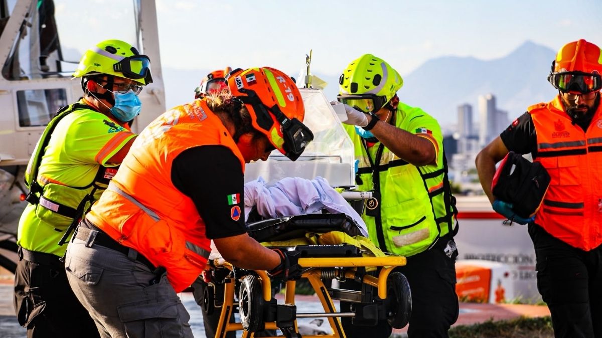 Paramédicos y rescatistas coordinaron el trasbordo del menor en ambulancia hacia el nosocomio tras su llegada a la base operativa en Monterrey.