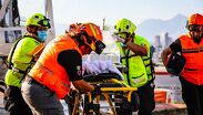 Paramédicos y rescatistas coordinaron el trasbordo del menor en ambulancia hacia el nosocomio tras su llegada a la base operativa en Monterrey.