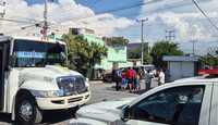 Paramédicos revisaron a los involucrados después de la colisión, no hubo heridos.