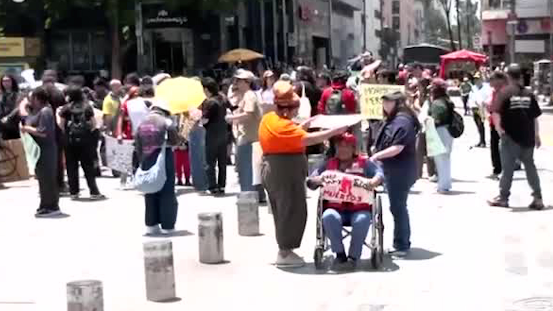 Personas en situación de calle se manifiestan en Eje Central. TD Vespertino CdMx, 17 de agosto 2026