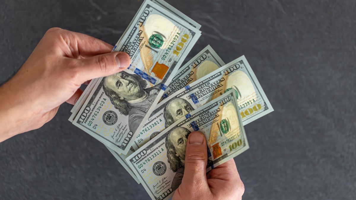 El peso mexicano logra mantenerse estable frente al dólar estadunidense. | Magnific