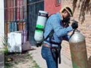 El tanque contiene gas cloro, una sustancia altamente tóxica y peligrosa, utilizada para la potabilización del agua.