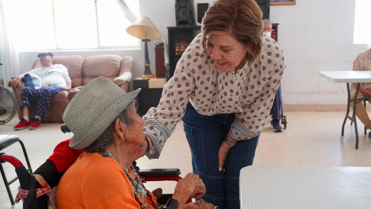 Durante su visita, la señora Selina Bremer destacó la importancia de mantener una atención cercana a las personas adultas mayores.