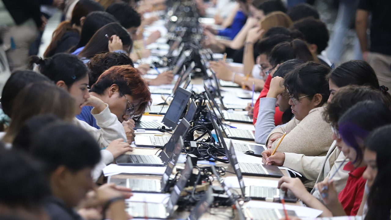 Arranca aplicación del examen de control de la UNAM en el Palacio de los Deportes
