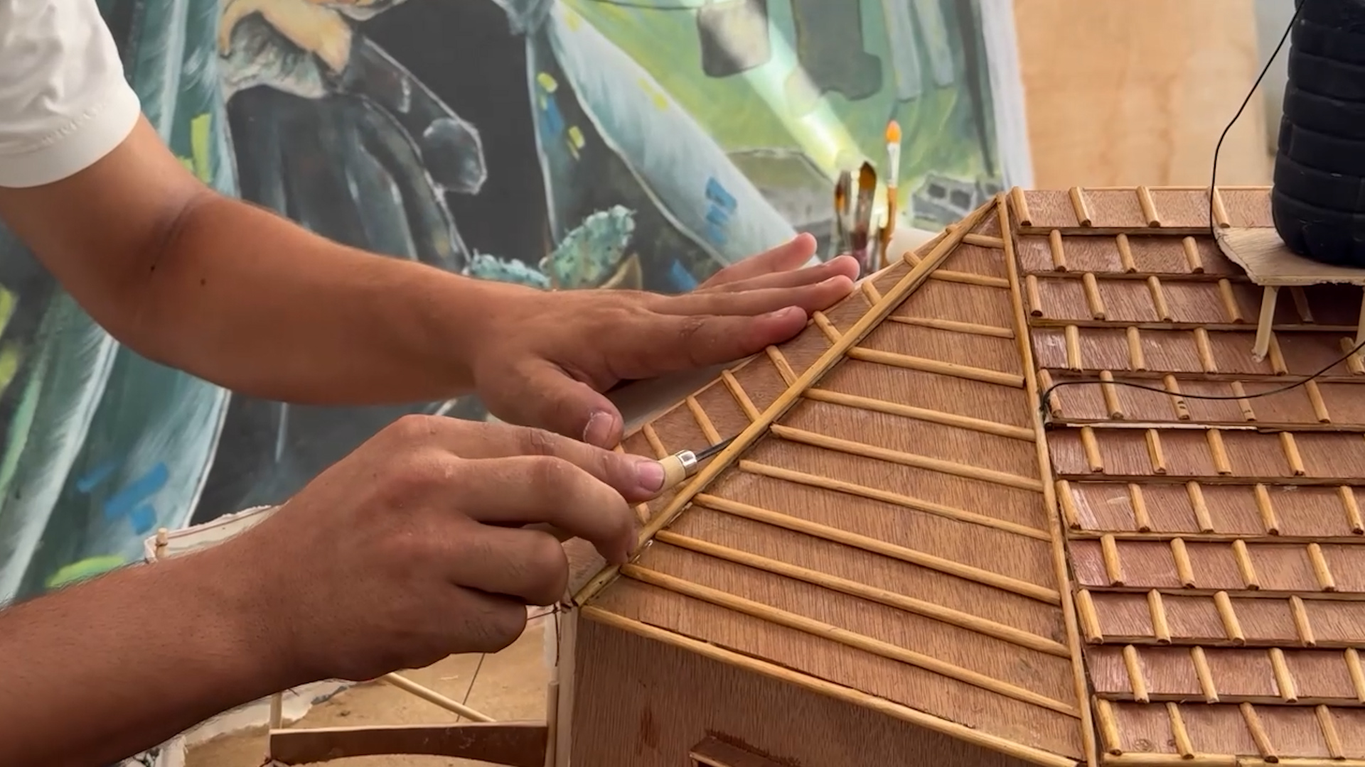 Artista palestino reconstruye su casa destruida en Gaza en miniatura para mantener vivos sus recuerdos