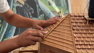 Artista palestino reconstruye su casa destruida en Gaza en miniatura para mantener vivos sus recuerdos