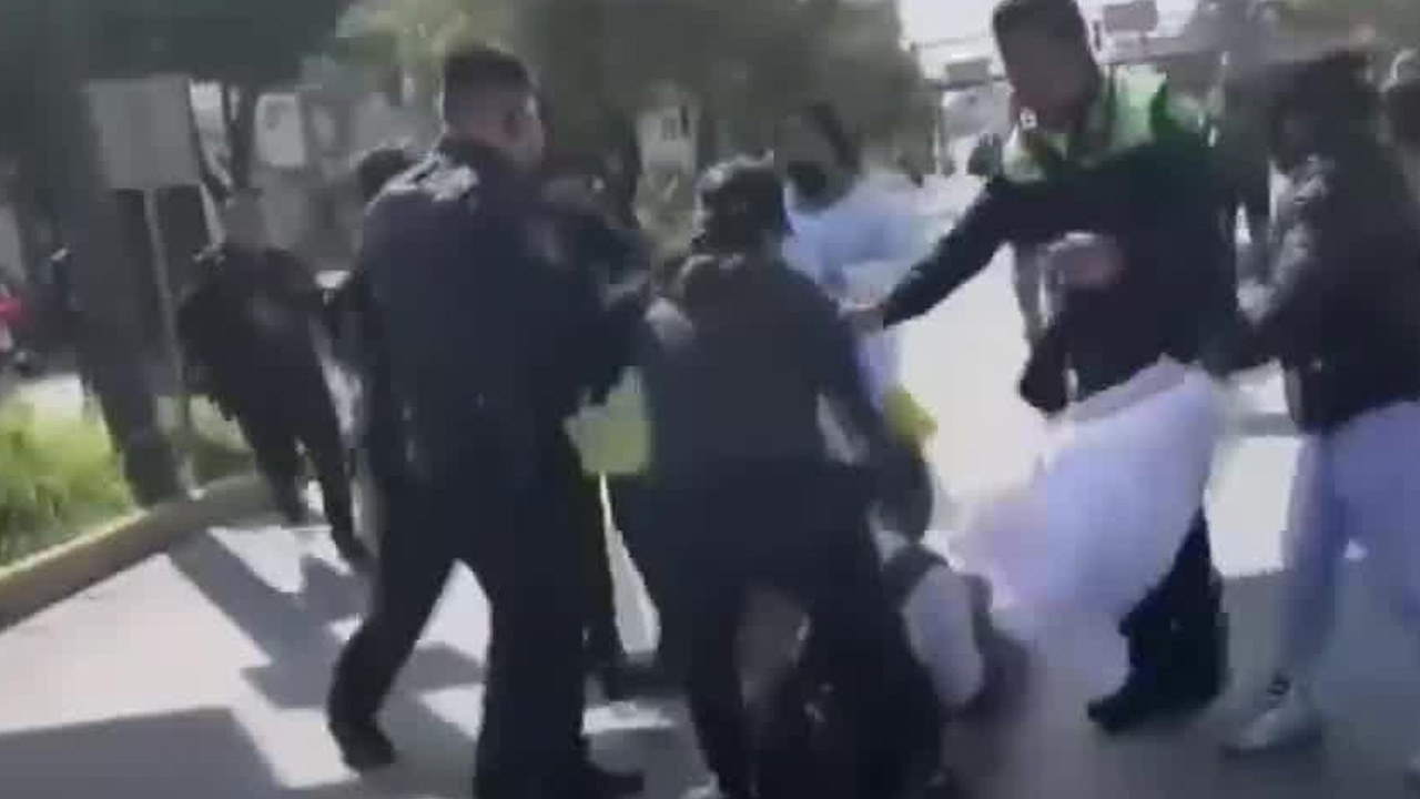 Atropellan a dos manifestantes durante bloqueo en Circuito Interior; responsable es detenido
