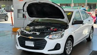 El automóvil fue trasladado mediante una grúa a un taller mecánico para su revisión | Jesus Villegas