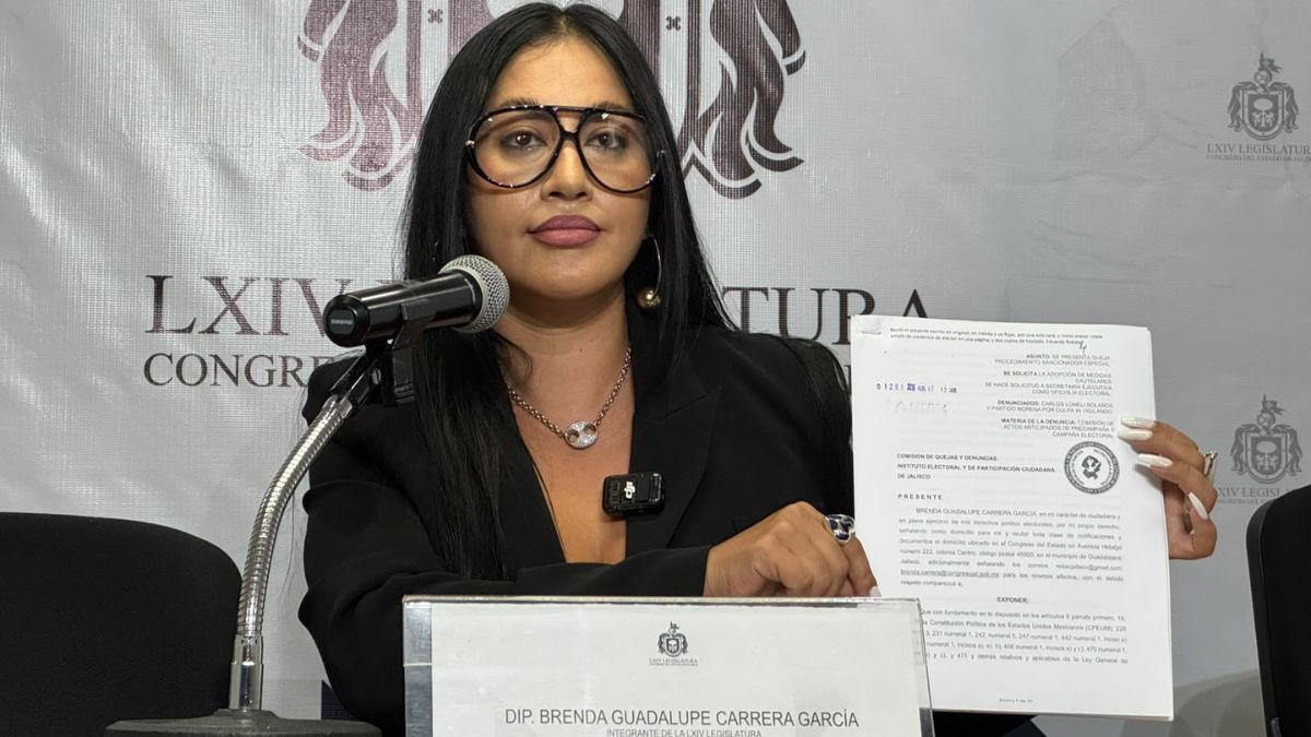 Brenda Carrera denuncia a Carlos Lomelí ante el IEPC Jalisco por actos anticipados de campaña.