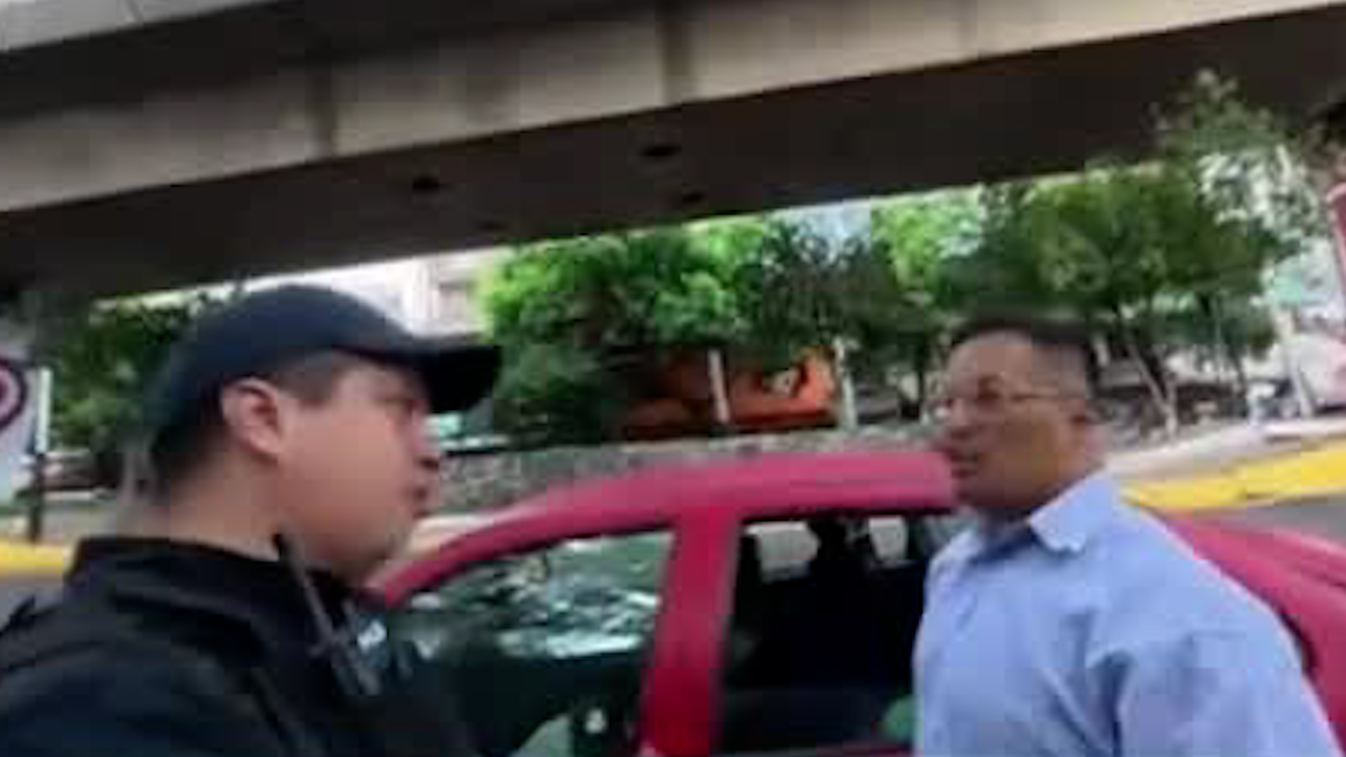 Conductor pelea con ciclista tras reclamo por invadir carril en sentido contrario