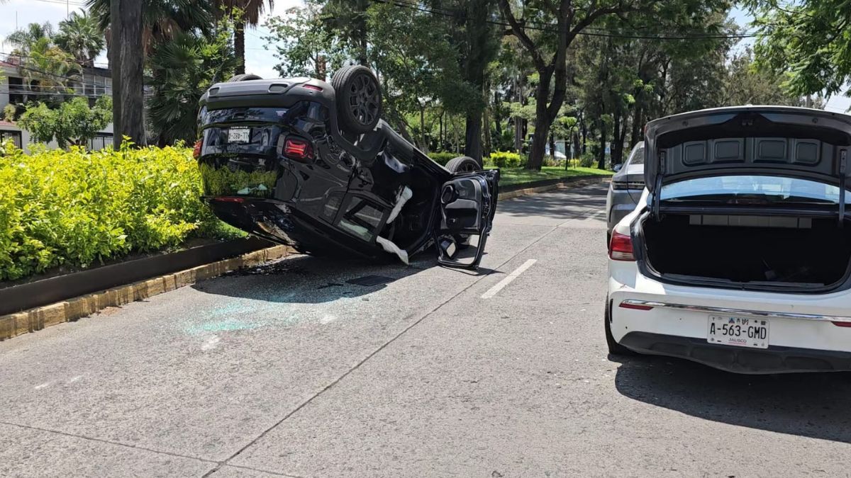 La conductora de 45 años venía distraida en el celular lo que provocaría el percance