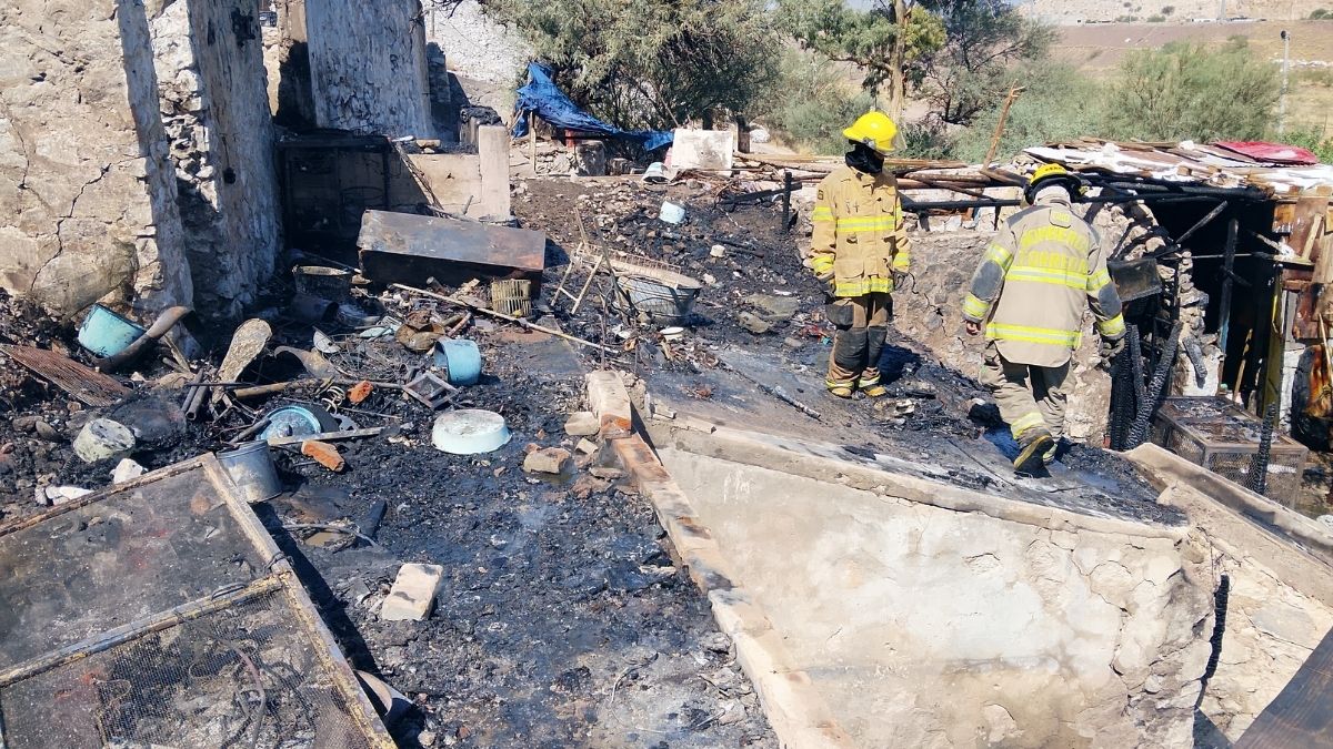 Tras controlar la situación en cuestión de minutos, el personal de Bomberos procedió a la revisión de los daños.