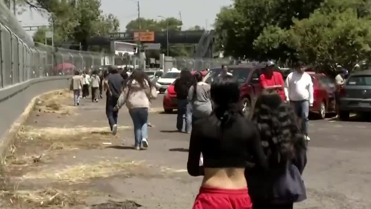 Denuncian estafa de franeleros durante examen de la UNAM en el Palacio de los Deportes