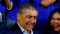 Directivos e invitados especiales encabezaron la ceremonia académica para recibir a los estudiantes seleccionados del programa de becas.