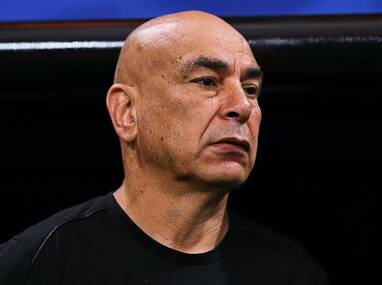 Entrenador de Egipto se desmaya durante pelea de sus dos esposas