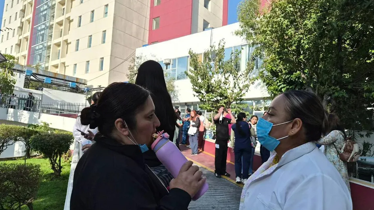 Evacúan hospital Primero de Octubre por fuerte olor a gas. TD Matutino CdMx, 18 de agosto 2026