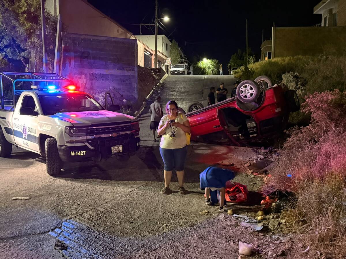 La familia terminó con su camioneta de cabeza tras subir una pendiente cerca de su vivienda.