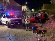 La familia terminó con su camioneta de cabeza tras subir una pendiente cerca de su vivienda.