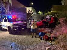 La familia terminó con su camioneta de cabeza tras subir una pendiente cerca de su vivienda.