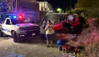 La familia terminó con su camioneta de cabeza tras subir una pendiente cerca de su vivienda.