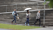 Habitantes de la Zona Metropolitana del Valle de México toman precauciones ante las posibles lluvias. | Agencia Cuartoscuro