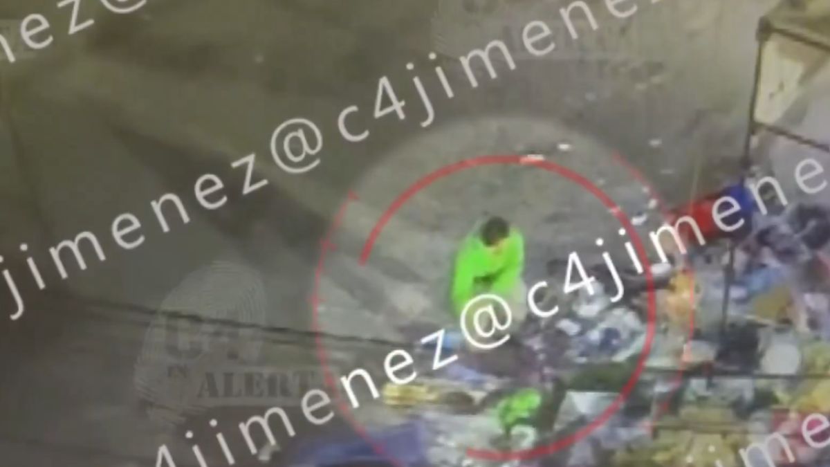 Hombre trasladó un cuerpo sin vida hasta un punto de basura en Tepito a bordo de un carrito de supermercado.| C4 Jiménez