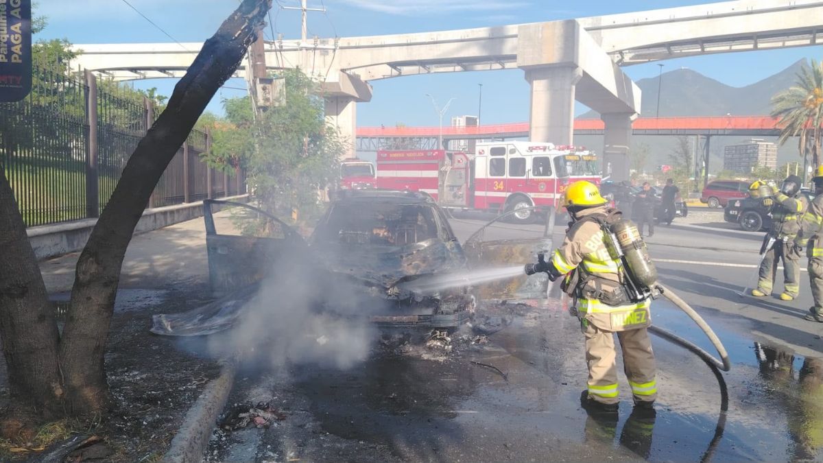 El incidente ocurrió en el carril exprés de la vialidad, a la altura del puente de Félix U. Gómez.