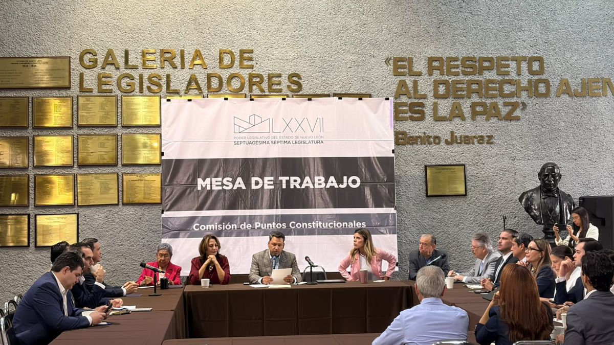Mesa de trabajo organizada en la Comisión de Puntos Constitucionales.| Especial