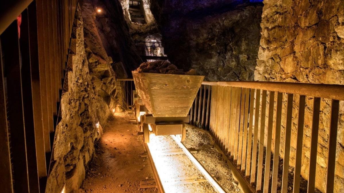 Mineros cubiertos de lodo extraen víctimas en Nana-Mambéré, zona donde la minería artesanal carece de medidas básicas de seguridad.