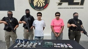 La pareja llevaba consigo dosis de narcóticos y una báscula, por lo que fueron detenidos en flagrancia por el delito contra la salud.