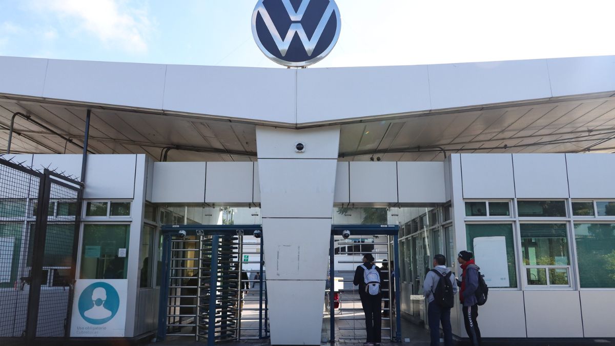 La planta de Volkswagen en Puebla mantiene sus operaciones tras el acuerdo de extender el diálogo entre el sindicato y la directiva