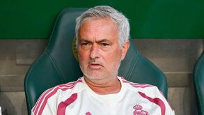 Con un plantel reforzado por figuras como Bernardo Silva, Konaté y Diomande, Mourinho buscará cortar la sequía de títulos.