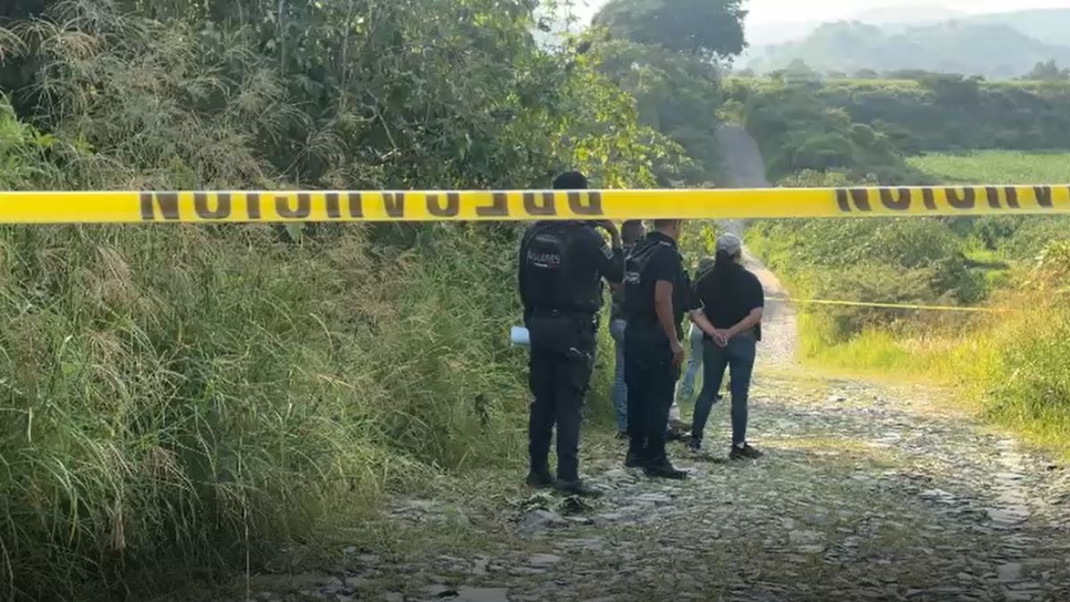 Policía municipal localiza a una persona muerta envuelta en sábanas en Tlajomulco de Zúñiga.