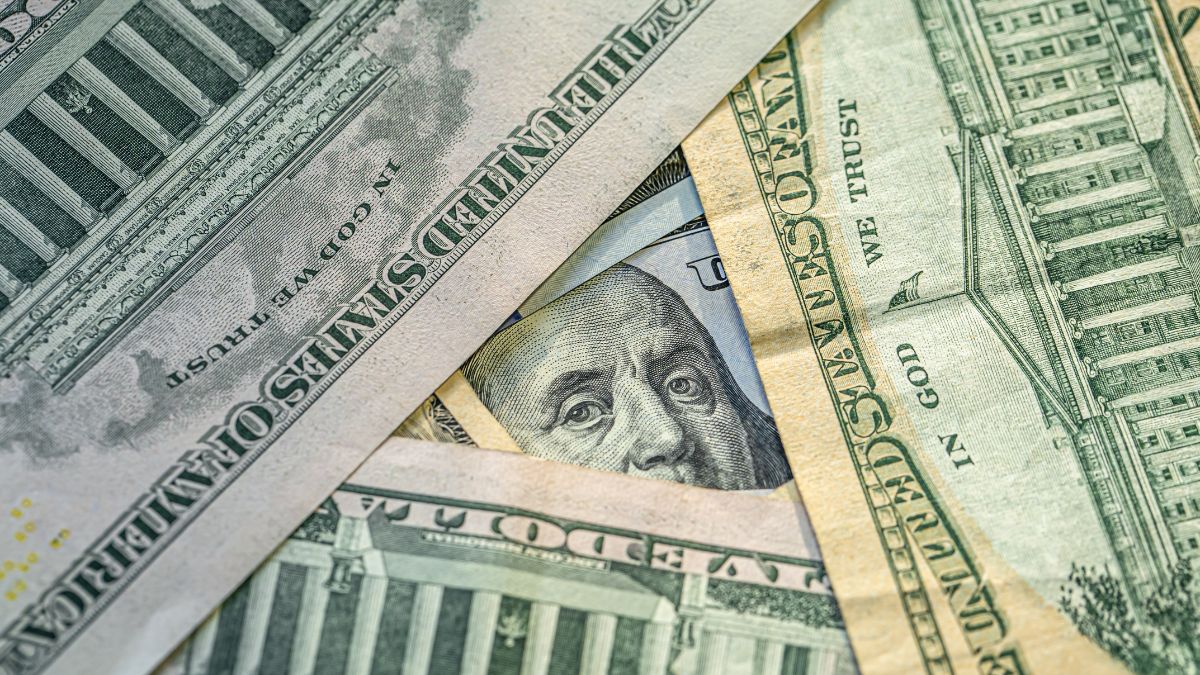 El precio del dólar afecta directamente en las remesas que llegan a México. | Magnific