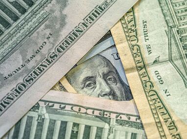 El precio del dólar afecta directamente en las remesas que llegan a México. | Magnific