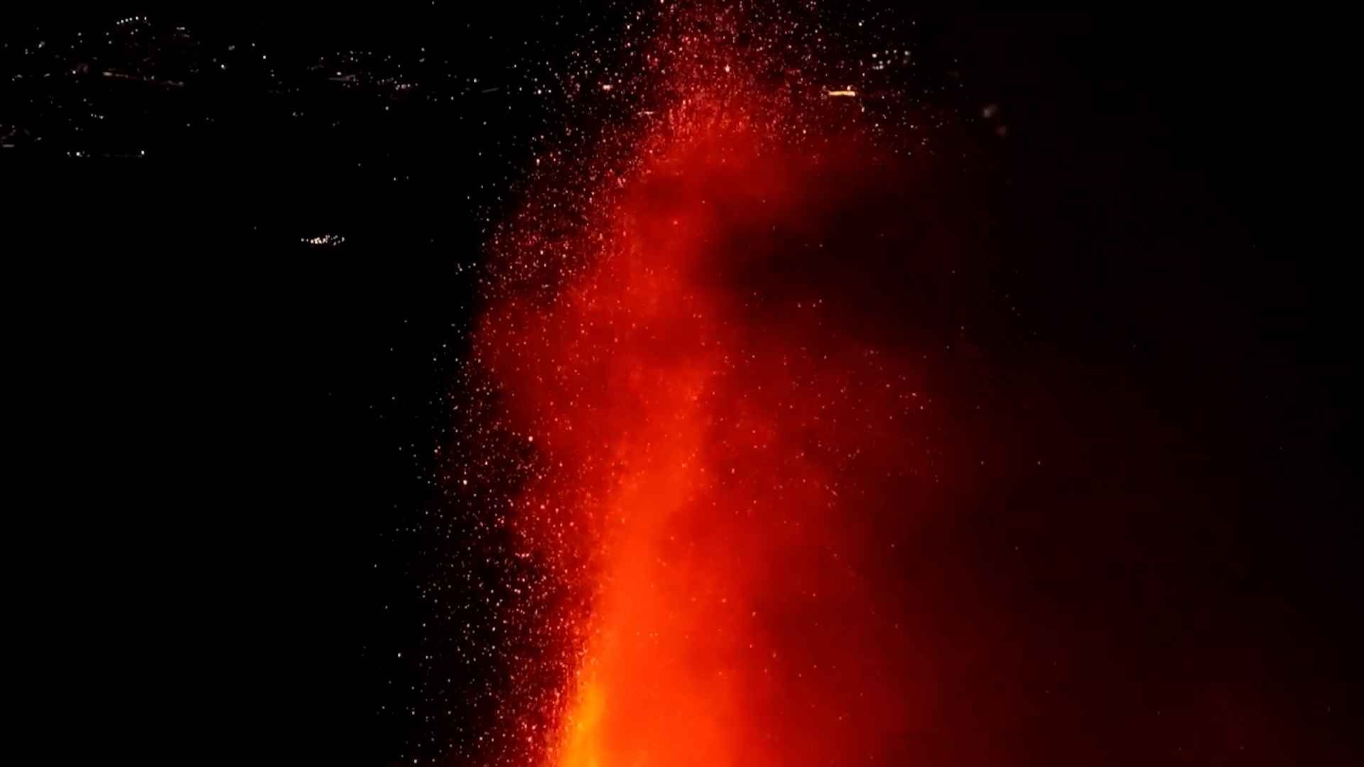 Sicilia queda iluminada por el fuego del Etna durante nueva fase eruptiva