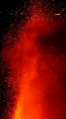 Sicilia queda iluminada por el fuego del Etna durante nueva fase eruptiva