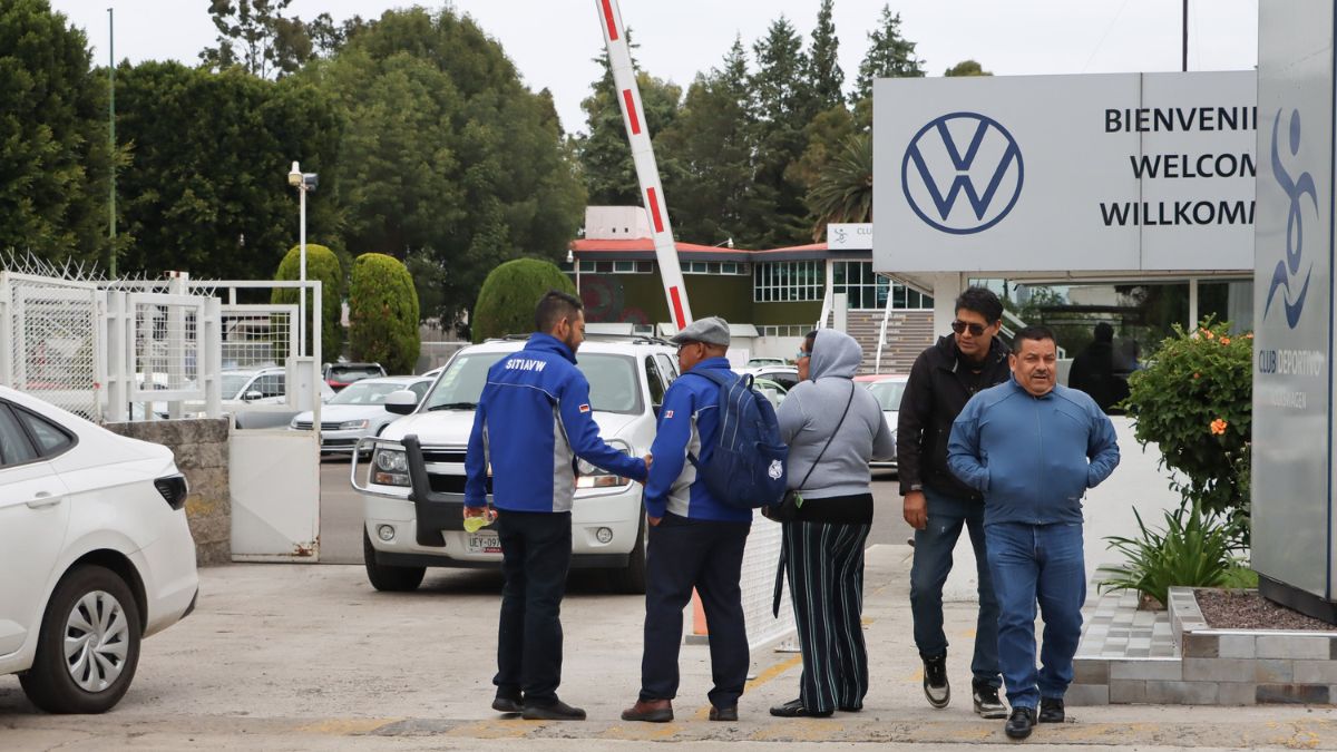 Trabajadores de la planta de Volkswagen en Cuautlancingo, Puebla, se mantienen a la expectativa tras la suspensión de las mesas de negociación