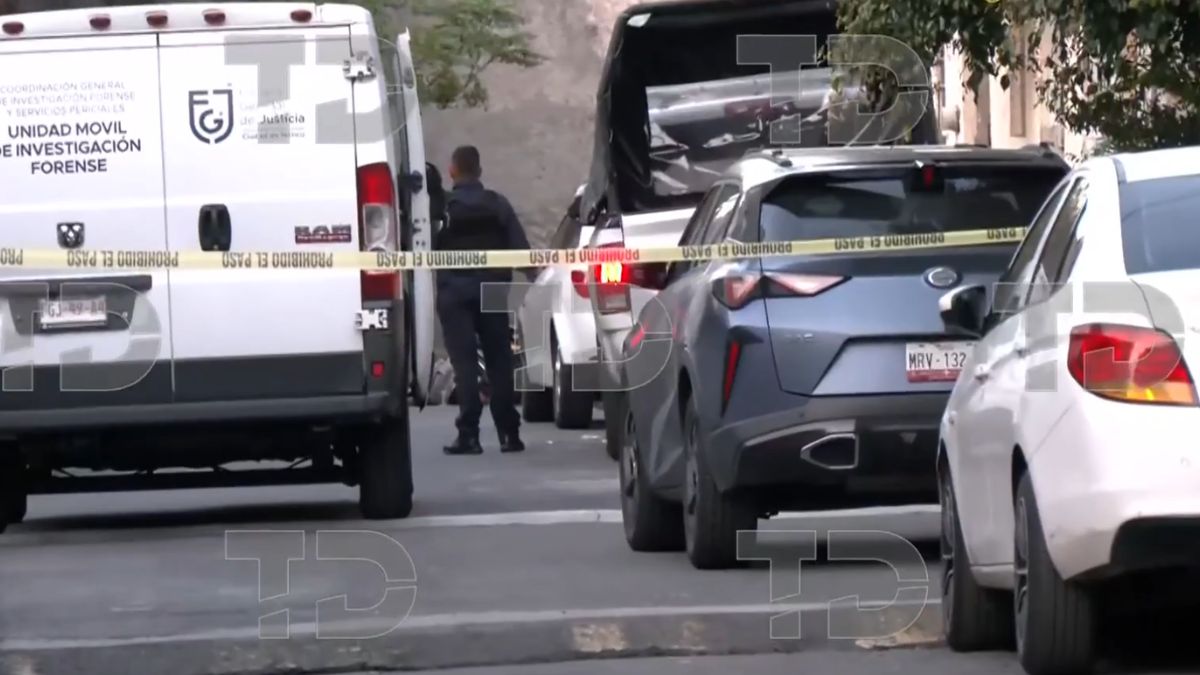 La víctima quedó sobre su motocicleta tras recibir impactos de bala en el cuerpo en calles de la GAM. | Telediario