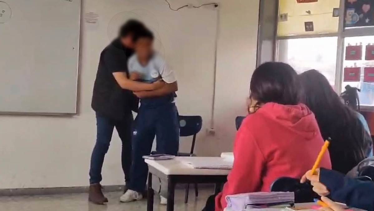 Los videos en donde se muestran al docente teniendo acciones inapropiadas con sus alumnos fue difundido en redes sociales | Cortesía