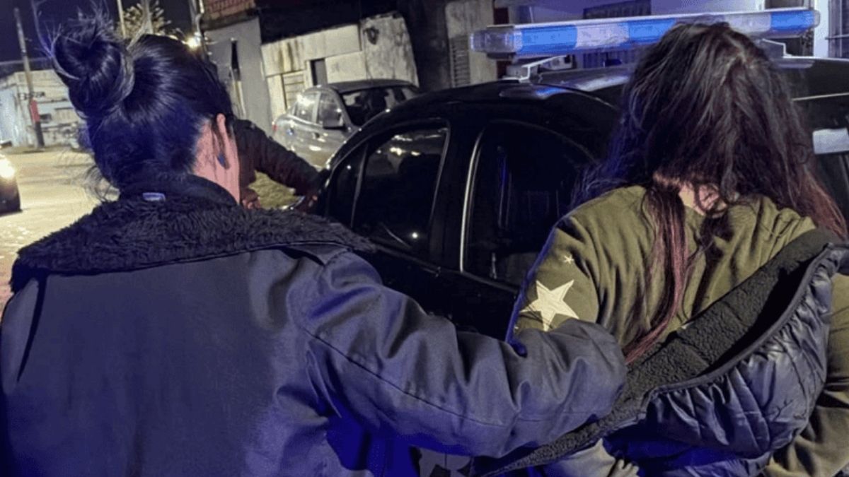 La agresora salió sorpresivamente del interior de un ropero tras una discusión y posteriormente fue a la cocina por dos cuchillos.