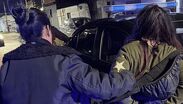 La agresora salió sorpresivamente del interior de un ropero tras una discusión y posteriormente fue a la cocina por dos cuchillos.