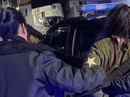La agresora salió sorpresivamente del interior de un ropero tras una discusión y posteriormente fue a la cocina por dos cuchillos.